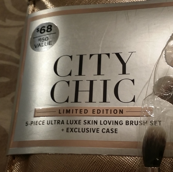 NEW It Cosmetics Brushes for Ulta Luxe - Picture 5 of 8